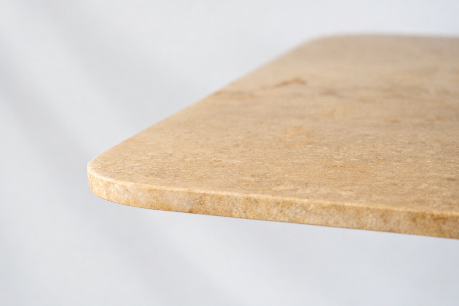 table Victor en travertin vernis rectangulaire